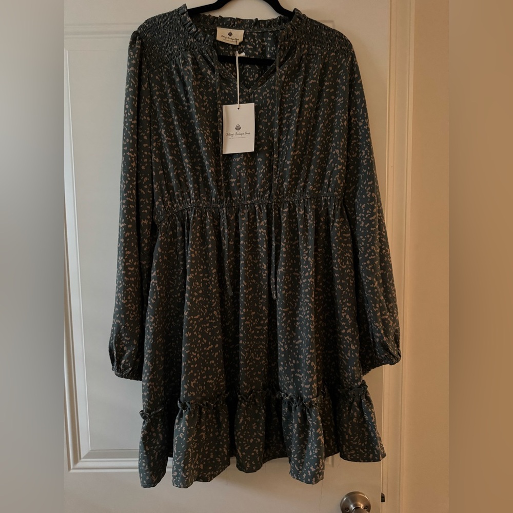 Chic Floral Mini Dress in Black and Cream